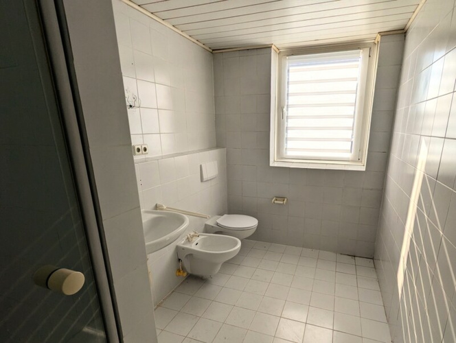 Tageslichtbad mit Dusche im Dachgeschoss