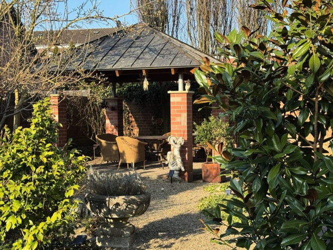 Die Terrasse mit viel Platz vor dem Haus