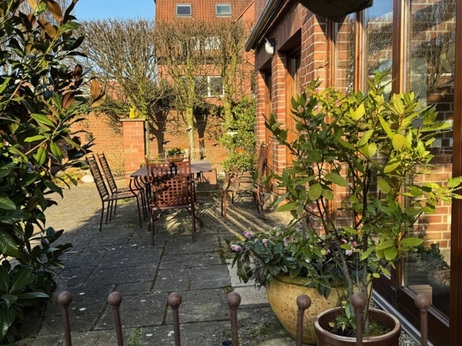 Eleganter Essplatz mit Blick in den mediterranen Garten