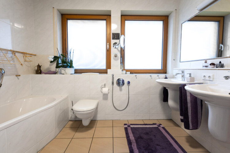 Wanne, Dusche und Handtuchtrockner