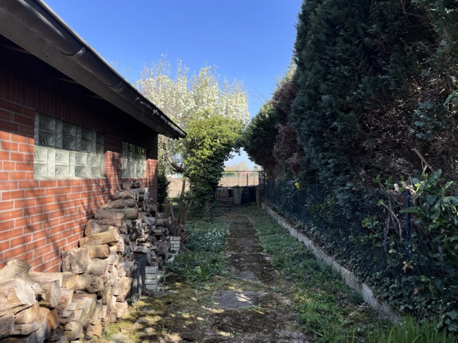 Zugang zum Garten an der Garage