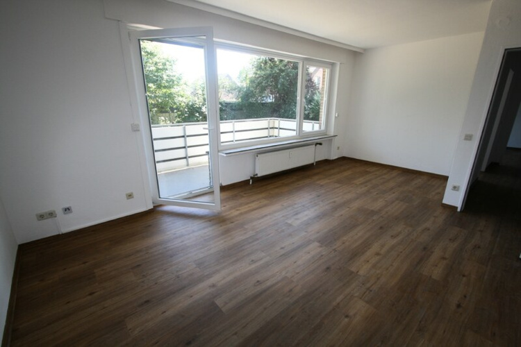 Wohnzimmer mit Balkonaustritt
