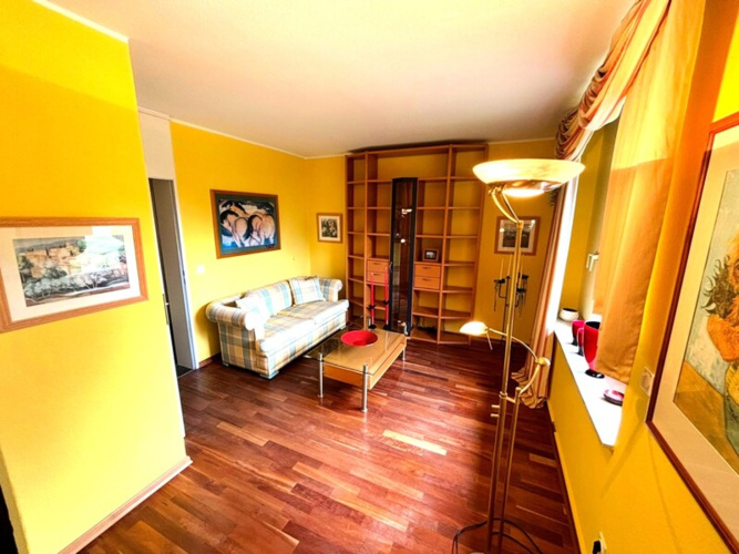Freundliches Zimmer mit hochwertigem Fussboden