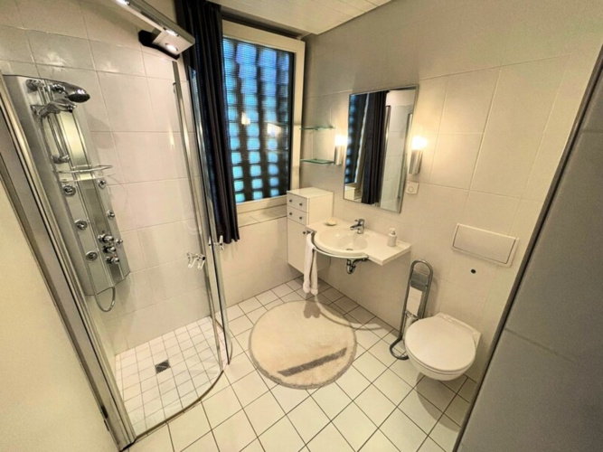 Modernes Bad mit bodenebener Dusche