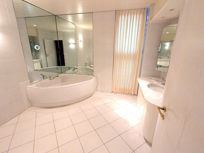 Grosszügiges Bad mit Eckbadewanne