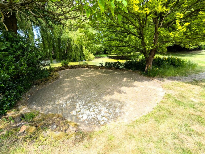Lauschige Sitzecke direkt am Teich