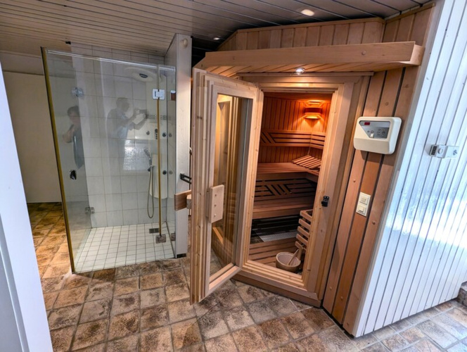 Im Kellerbereich erwarten Sie eine eigene Sauna und Dusche